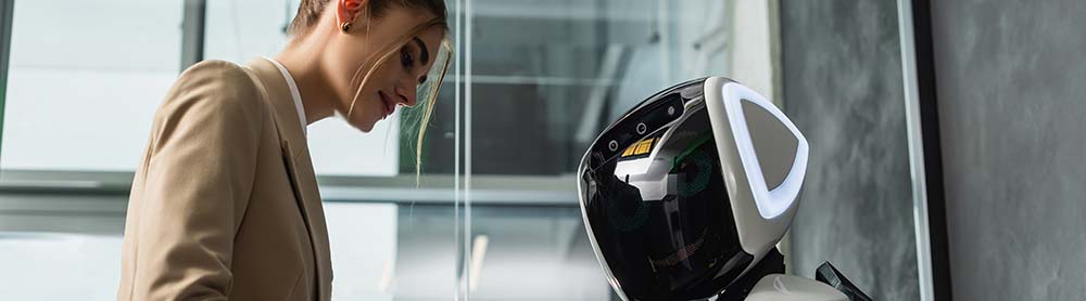 une personne qui interagit avec un robot