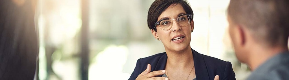 Consultante qui discute d'affaire