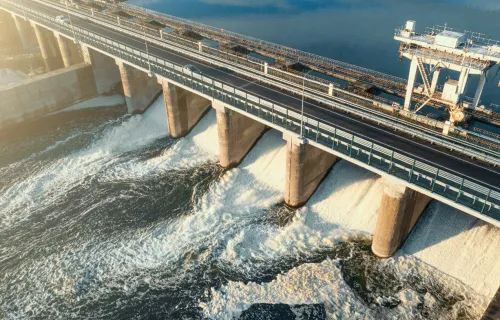 vue aérienne d'un barrage produisant de l'énergie hydraulique