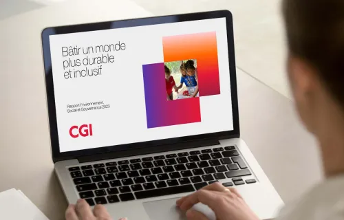 une personne regardant le rapport esg de cgi