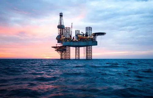 plate-forme offshore sur l'océan avec un coucher de soleil en arrière-plan