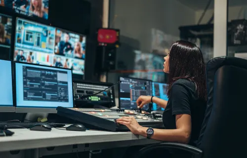 personne dans une salle de contrôle de télévision