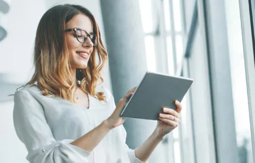 Une femme en train de regarder sa tablette