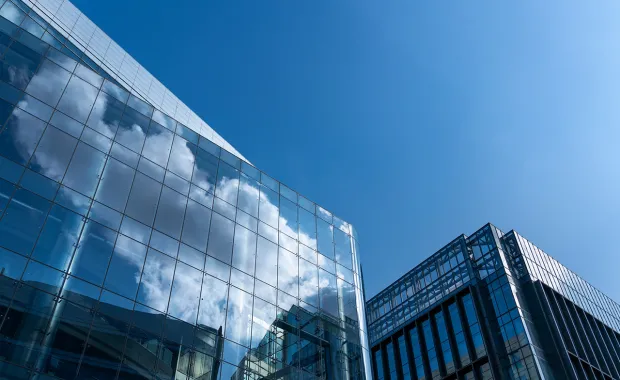 Reflet de nuages dans un building
