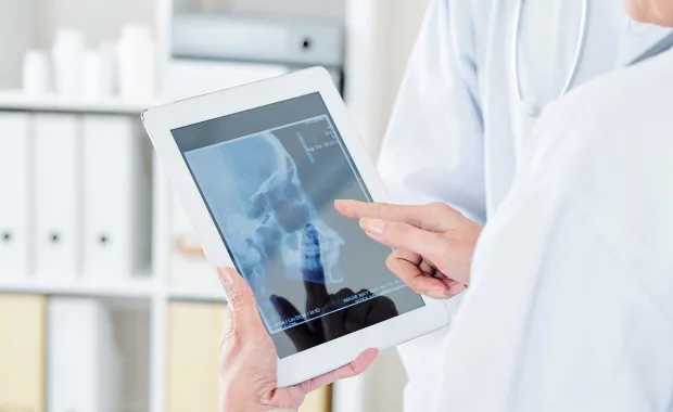 professionnel de la santé sur une tablette
