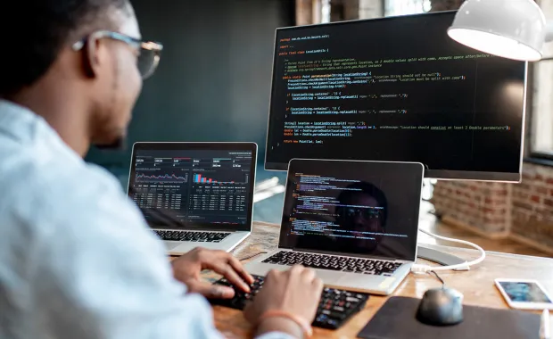 cloud consultant with monitors